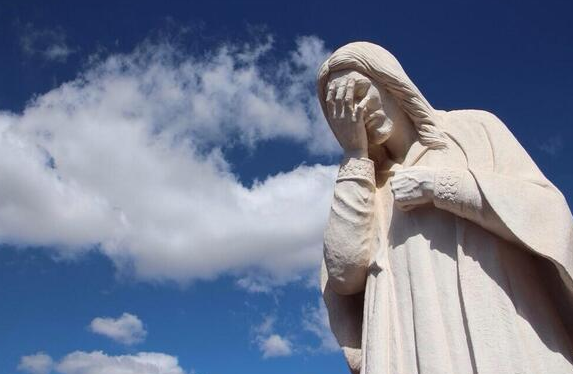 alloveranthony's tweet photo. BREAKING: Brazil's Christ the Redeemer statue right now. #WorldCupProblems http://t.co/k8C6qShOe5