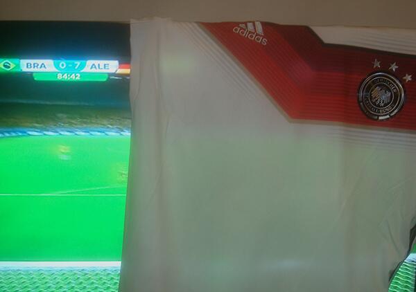 Mirando la goleada en la habitación del Hotel Los Fuegos, en el último día de pretemporada en Mardel. Mejor imposible