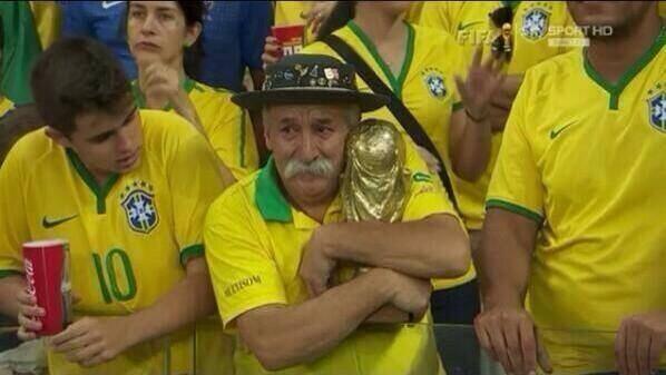 Bu amca kupayı nereden bulmuş :D #BrezilyaAlmanyaKarşılaşması #OhaBukadarDaAtılmazki