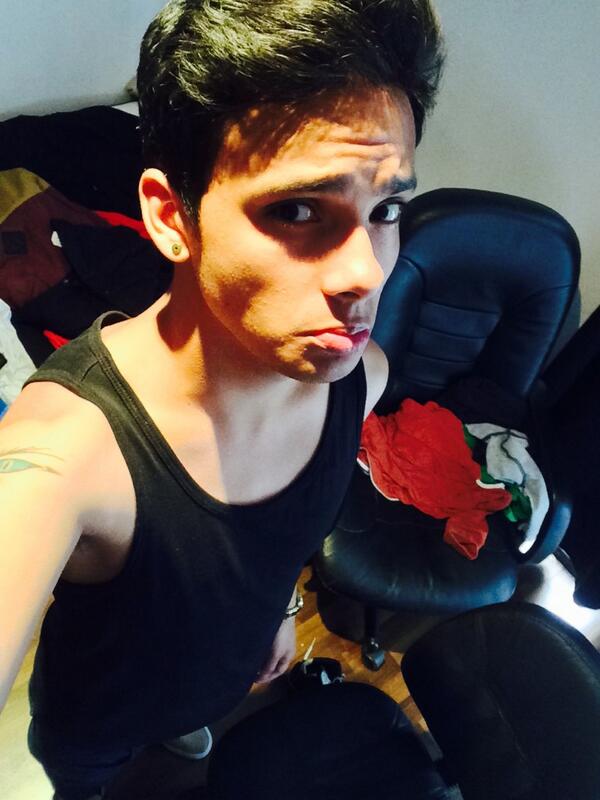 SebasArango's tweet photo. FAV si me ayudas a organizar mi cuarto. http://t.co/Krd2KjyVhM