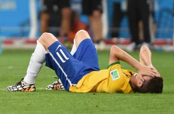 elmundoes's tweet photo. La derrota de Brasil ante Alemania es la más abultada en unas semifinales http://t.co/xypEdQCJlu (Foto: AFP) http://t.co/6NvYJZfPN2