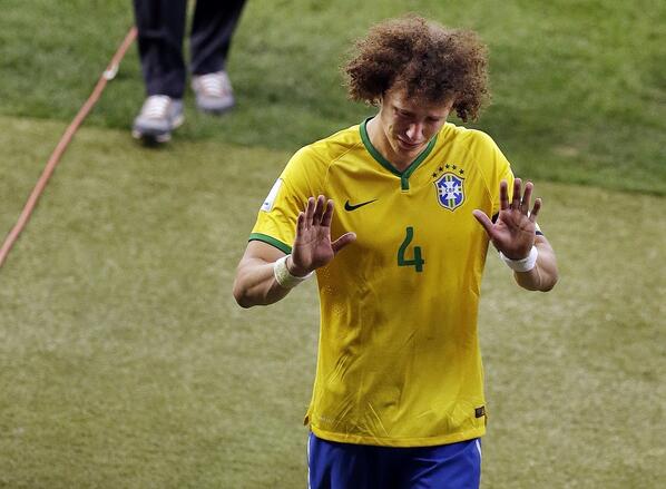 JornalOGlobo's tweet photo. ‘Algum dia vou alegrar esse povo, de alguma forma’, diz David Luiz. http://t.co/dP989bOxmb http://t.co/IMNYUlVfzj