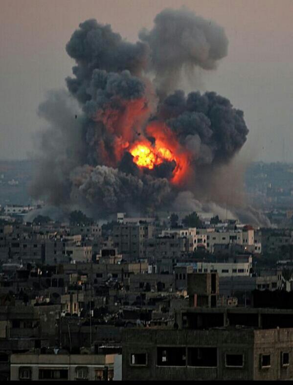 ekasutrisna's tweet photo. Sejenak lupakan Pildun &amp; Pilpres, mari doakan rakyat palestina yg tengah diserang zionis biadab #PrayForPalestine http://t.co/iXhfuJHGHJ