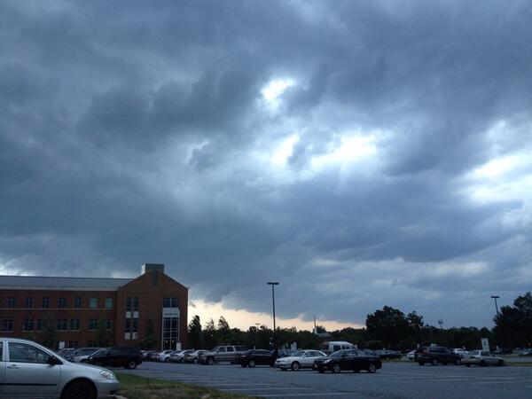poryma's tweet photo. Super strong wind is blowing!! Just cancelled swimming with Anna. http://t.co/tATCFMrnAn