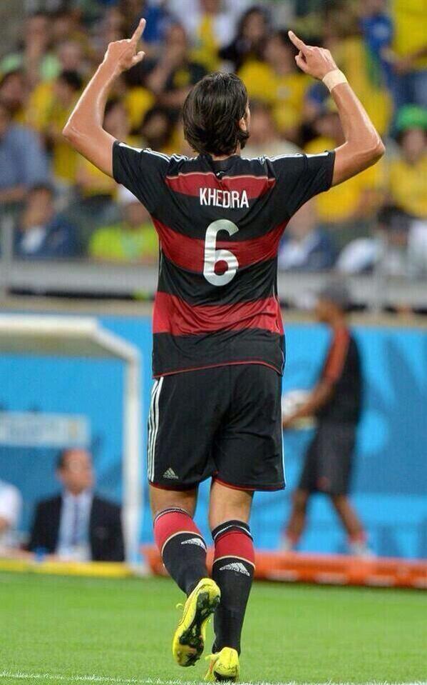 diosflorentino's tweet photo. DIOS NIVEL : SAMI KHEDIRA DEDICANDOLE EL.GOL A DON ALFREDO DI STEFANO http://t.co/2T4GKMLzHH