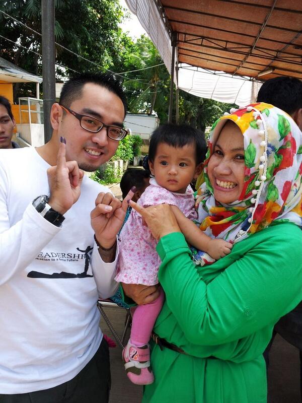 Nuhwanay's tweet photo. Suasana Pilpres TPS 003 Manggarai Jak-Sel "Selfie dulu ahhh.."@Metro_TV #fotopilpres http://t.co/3IWXRazLKW