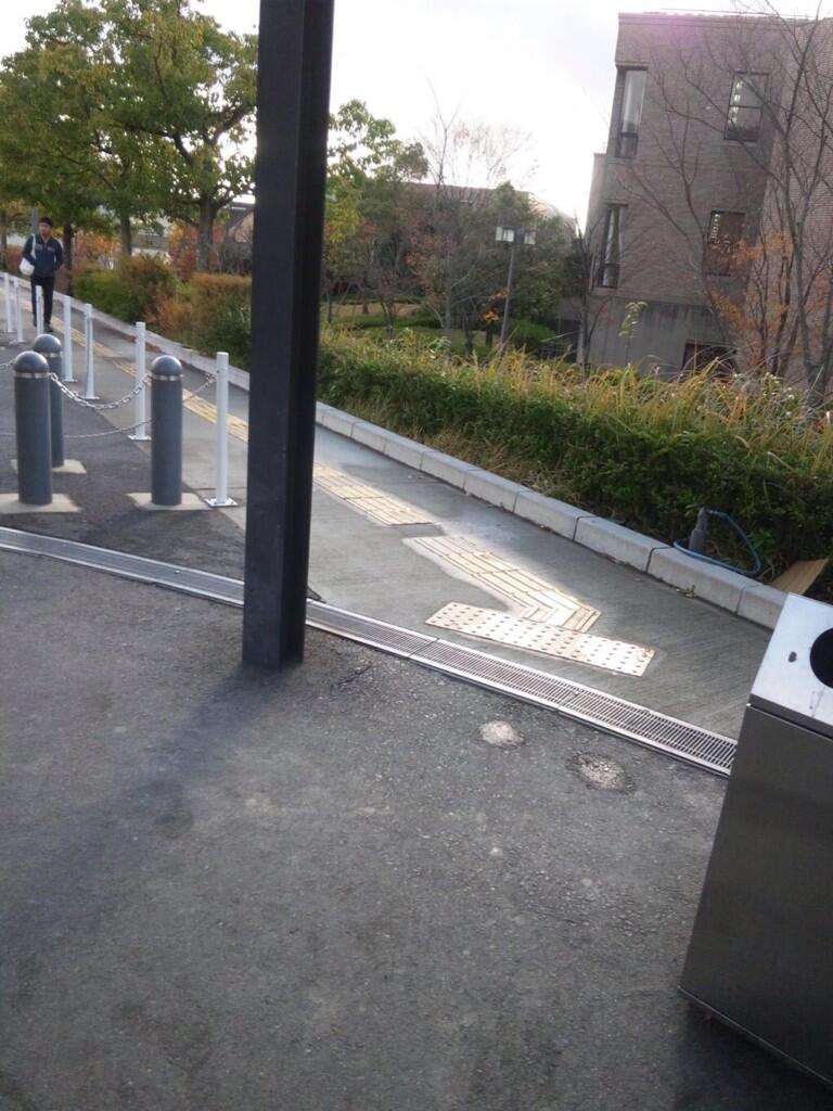 龍谷大学演劇サークル劇団かるがも Twitterissa 瀬田駅についたら帝産バスの のりばで龍谷大学ゆきのバスにのります 龍大バス停で降り左手側の道を進みます 右手に階段が見えたら降り 左へ進みます まっすぐ進んで写真のココが交流会館の裏口です Http T