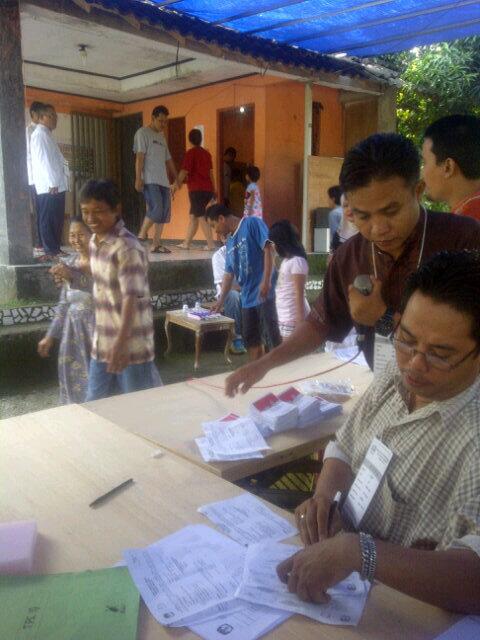 Antusias warga TPS 18-Kelurahan :pasirlaja,kec.sukaraja,kab.bogor,jawa barat