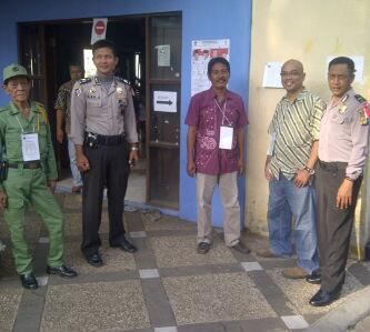 Bhabinkamtibmas Limo Brig Aan &amp; Aiptu Sugito Laks PAM TPS Pemilu Presiden di Wil Limo Depok  @restadepok
