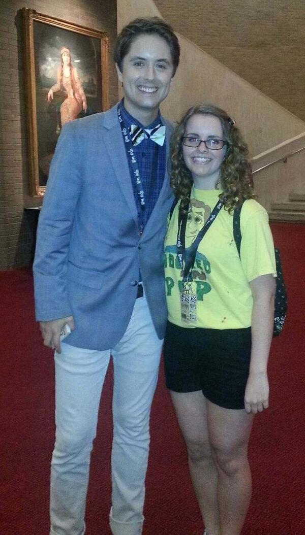arnold_chris's tweet photo. @zoomzoomwahh @pip_andrew @NBCTheVoice  here's a pic of you with Pip :)  (love your shirt!)  - Pip's mama http://t.co/PBm6ZMBp6Q