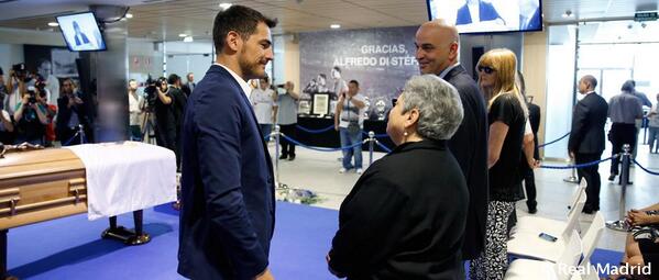 realmadridid's tweet photo. .@CasillasWorld : “Telah pergi seorang yang sangat besar” http://t.co/90kjCR5Q3z  #Legenda http://t.co/JfatevfUmW