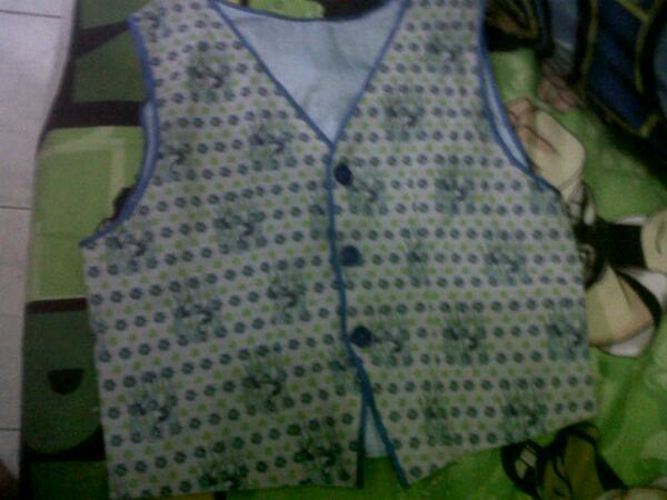 SongoGhe's tweet photo. Masih inget sama rompi ini? Iyapp rompi ini seragam pengganti baju batiknya 29jhs sby. Di pakek khusus hari rabu :'D http://t.co/HijRDgakEB
