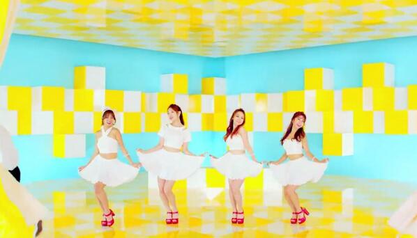 bang_alice's tweet photo. "@allkpop: Girl's Day make a sweet splash with MV teaser for 'Darling' http://t.co/xcVX6gzElY http://t.co/BEsPCbTKLt"