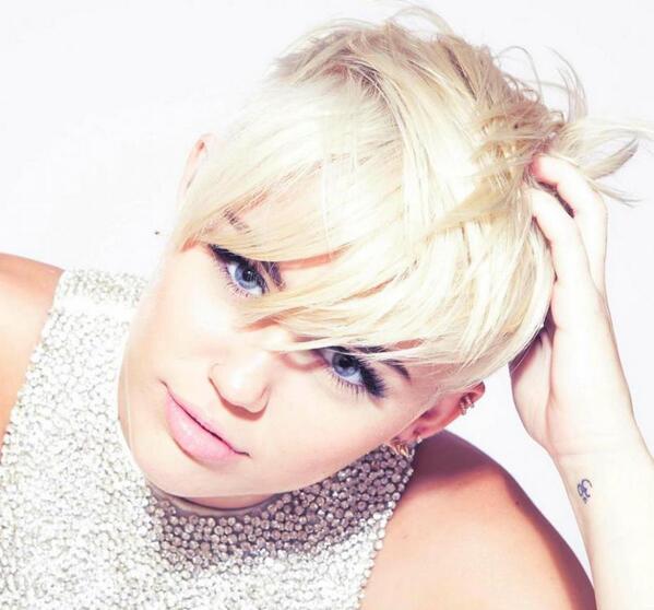 daniellerberry's tweet photo. miley tho #normalcy http://t.co/gbdztMc4bE