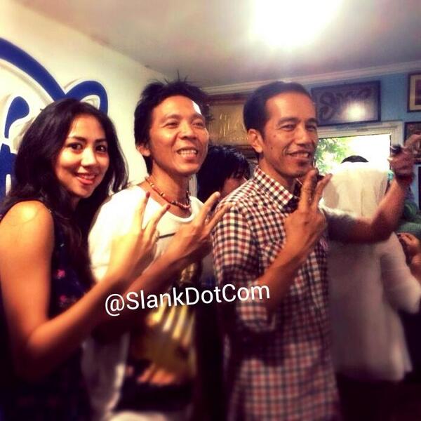#ApaYangTerjadi?!? Pak @Jokowi_do2 bikin kejutan dgn mendadak mampir je Potlot di #JokowiDay #Rame2celup2jari