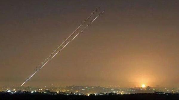 AlArabiya's tweet photo. #القسام تهاجم #القدس وتل أبيب وحيفا بـ 9 صواريخ
#العربية #غزة http://t.co/2dFqVDrV00 http://t.co/QhmGDJrOEE