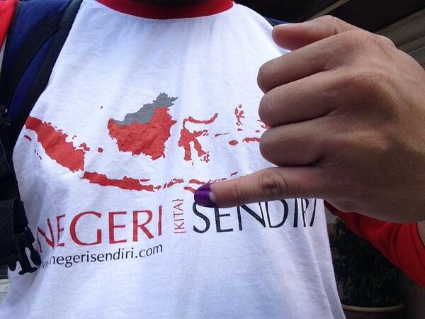 a3ya's tweet photo. :D "@NegeriID: Jauh2 kerja ke negeri orang, @a3ya tetap WNI lho yaaaa http://t.co/5FxzasqQ4j"