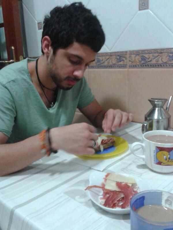 SamperCarla's tweet photo. Levantarse así, con él, es otra cosa...buenos días bebe!!! Te amo @gabarroni http://t.co/XrqyBetBH0