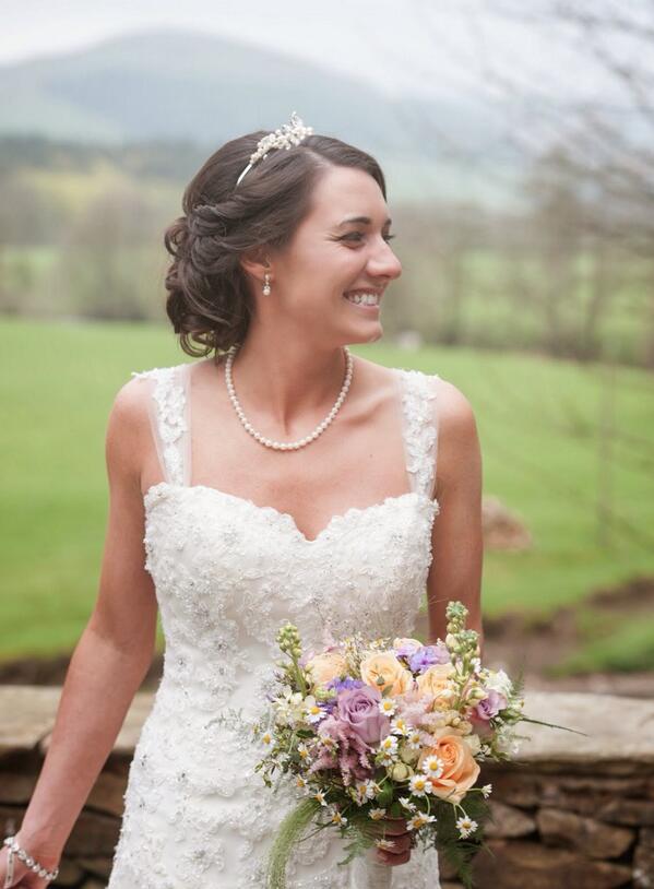 GloriousTiaras's tweet photo. On the blog...Ordering a bespoke #tiara, Spring bride Hannah shows you how! http://t.co/ums3vBPlMv pic @dp_lancashire http://t.co/Lr50stOhyQ