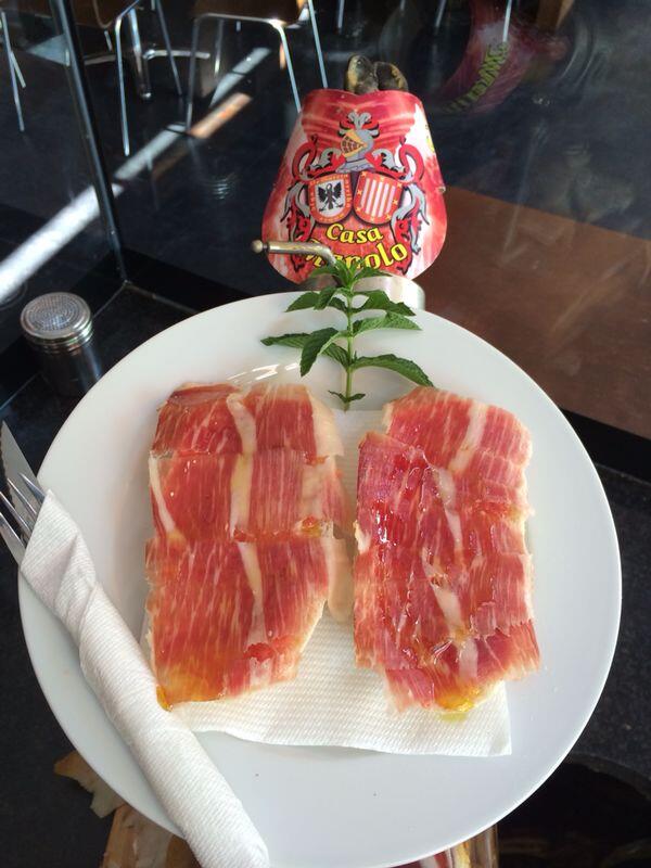 CasaManolo's tweet photo. Hoy desayuno especial Casa Manolo, con tostadas de aceite, tomate y jamón ibérico, por sólo 2,00 € #QueNoTeLoCuenten http://t.co/HMIaj3TXOD