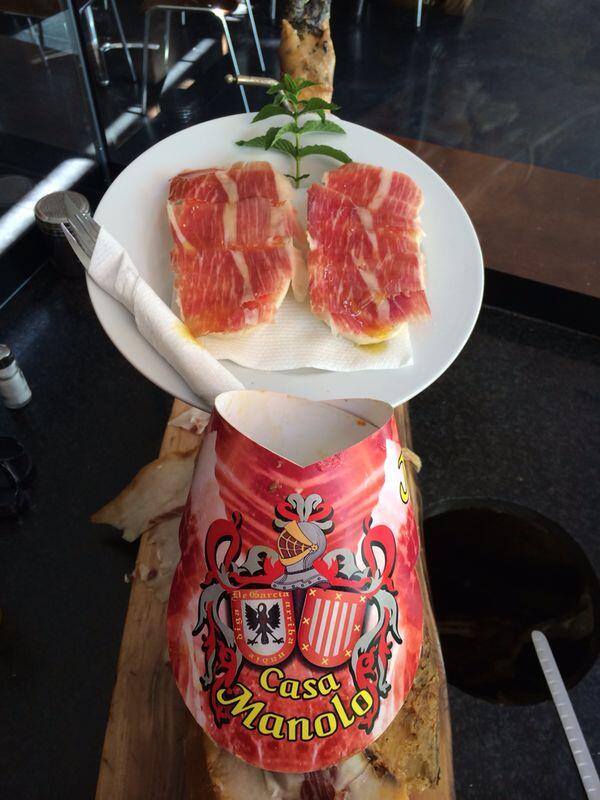 CasaManolo's tweet photo. Hoy desayuno especial Casa Manolo, con tostadas de aceite, tomate y jamón ibérico, por sólo 2,00 € #QueNoTeLoCuenten http://t.co/HMIaj3TXOD