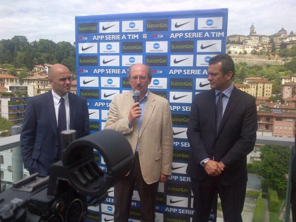 Fabio De Martini presenta le nuove maglie di Atalanta B.C. che vede ancora Konica Minolta sponsor di maglia!