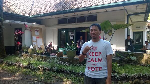 PemudaMemilih's tweet photo. Salam demokrasi :) RT @my20icon
salam anti-arusutama dari TPS 01 Kel. Lebak Siliwangi - Kec. Coblong - Kota Bandung http://t.co/ZjkTdI4yZc