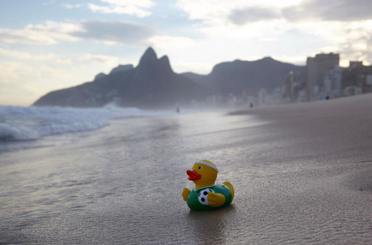 ♥ our football-tastic rubber ducky? Follow &amp; RT by 11.07.14 10am CEST for a chance to win one! ti.lh.com/Vcw1