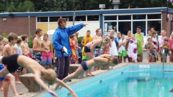 markenburg's tweet image. School zwemwedstrijden in het #Bernissebad.