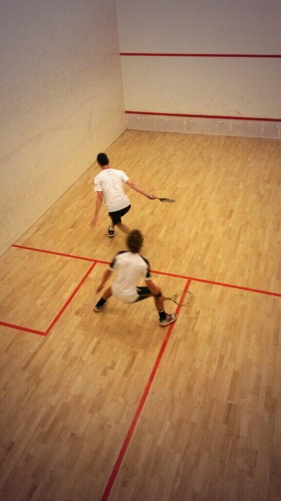 UCT no. 1 Mig taking on UKZN no. 1. <a href="/MatiesSquash/">Maties Squash </a> #USSAsquash #squash #team #drinks #gees #webringtheheat #TheUUUUUU