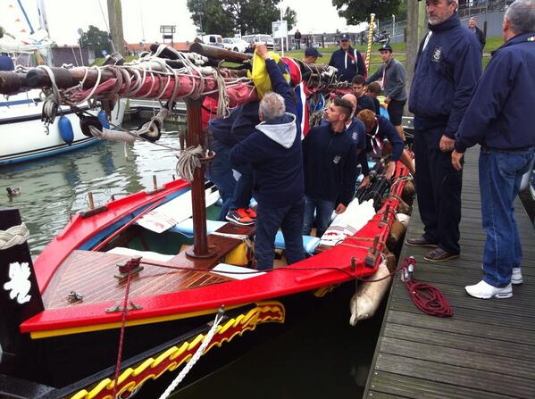 In Buitenhaven #Kampen bemanning Italiaanse roeisloep U Dragun uit Camogli verwelkomd onderweg van Sneek-Rotterdam