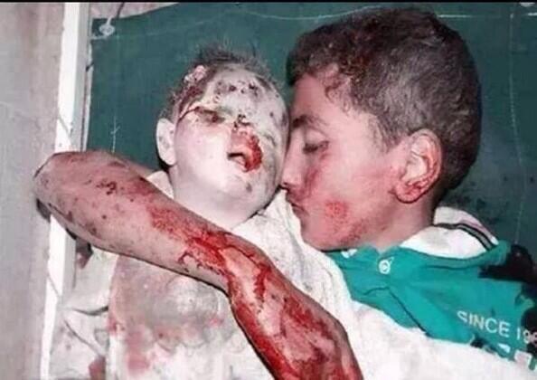 #SavePalestine <a href="/AlionelMessi_/">mohammed ali mahrus</a> BOCAH laki2 ini ingin melindungi adik kecilnya. Tp akhirnya  #PrayForGaza