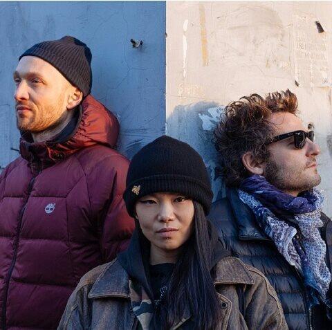 Nueva foto de -M- junto al dúo AM444