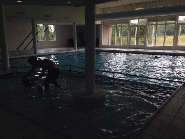 Ik neem even een duikje in het zwembad, in mijn hotel😇 Fletcherhotelss zijn zo chill! Happy!! ** De leven!!