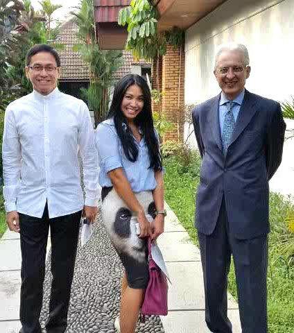Anggun tampil casual di antara Addie MS dan duta besar Italia/Twitter©