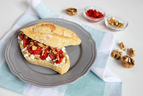 Nu online op Fingerlickingfood.nl  broodje geitenkaas met gegrilde paprika en walnoot! #recept #fingerlickingfood