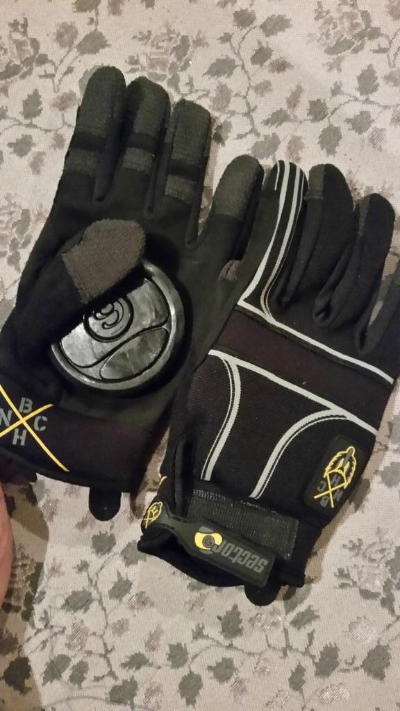 sybert_liebenbe's tweet photo. Tried my new downhill skateboard gloves on a quick night-time skateboard ride. Awesome! . Note the scratches = fall http://t.co/nZD3xafogW