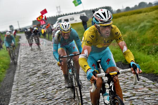 #TDF <a href="/vincenzonibali/">Vincenzo Nibali</a> <a href="/AstanaTeam/">Sauna in Riga - AstanaTeam</a> <a href="/iamspecialized/">Specialized Bicycles</a> el PAVE su mejor aliado revistamundociclistico.com/ruta/16788-tou…