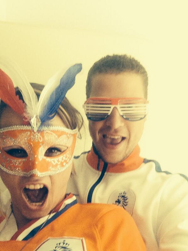 Jroenvdberg's tweet photo. Ze gaan eraf!!! #sambaselfie #NEDARG #VIOranje http://t.co/cBqRdDySbg