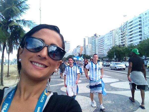 PlanetaFIFA's tweet photo. La afición de #Arg quiere vivir una alegría pasando a la Final ante #Ned. http://t.co/6eAwgeV0lP
