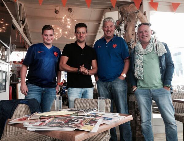 <a href="/EEngelbracht/">Eugenie Engelbracht</a> <a href="/SupermarktExp/">SupermarktExperience</a>  @deLottoRetail : bedankt voor de VI Oranje tickets! Nu al topdag. 
Aftellen naar strax.
