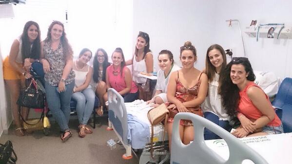 Fabiola_VP93's tweet photo. "@maria_mgf: Nuestra enfermita 👸💊🏥 http://t.co/0DAAiSAFfG"