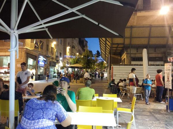AMKohn's tweet image. Life as usual here in Jerusalem #GazaUnderAttack and I'm sitting here with a Shwarma