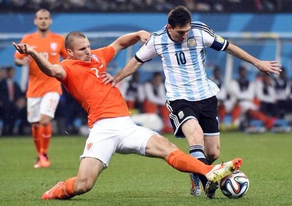 FCVideoNED's tweet photo. Ron Vlaar mist dan wel een penalty, maar wat een wedstrijd weer van Ron beton! #NEDarg http://t.co/tSc3gP0vKg