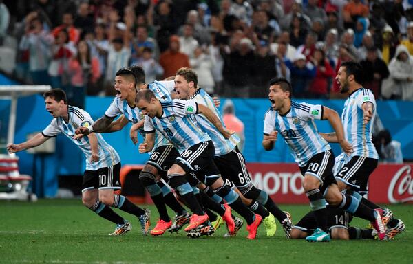 fifaworldcup_es's tweet photo. #Brasil2014 | ¡Reporte del partido!

@Argentina #ARG alcanza su final soñada: http://t.co/OWLPt4Ew9A #NEDARG http://t.co/wgea4B2Bsn