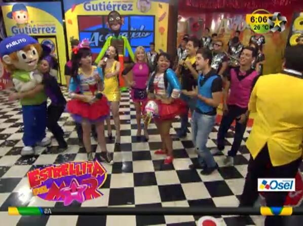 chikis_ramm's tweet photo. Mayito: "Andale, Sandy Tok" Arely: "Amiga amiga, eso si" #Armin Las Adoroooo! http://t.co/u6U0S4ZLgp