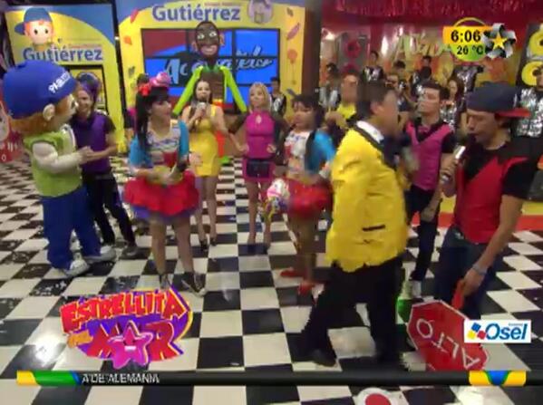 chikis_ramm's tweet photo. Mayito: "Andale, Sandy Tok" Arely: "Amiga amiga, eso si" #Armin Las Adoroooo! http://t.co/u6U0S4ZLgp