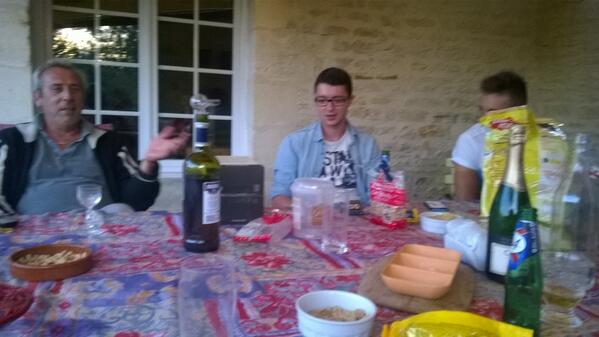 Valentin_HaS's tweet photo. A l'apéro avec l'ancien prof d'electrique! #delire #communisme #cuba #pastis #BTSMI http://t.co/0WqGMKRD3q
