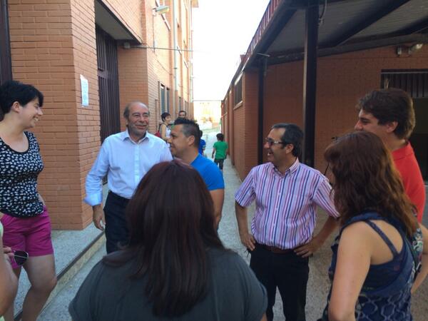 PacoPaloma's tweet photo. @PSOEfuenlabrada apoyando reivindicaciones familias CEIP #encierroArciprestedeHita #FuenlabradaResiste #Fuenlabrada http://t.co/3Fvrx2Lwut