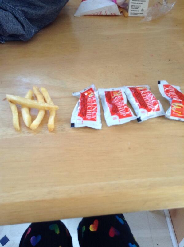 5secondsoflivia's tweet image. I love @5SOS !!!!  ( DONT JUDGE MY YOGA PANTS )